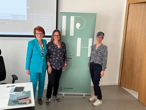 La directora del IPH, Concha Lomba, junto a Inma Martín y Cristina Mallor
