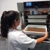 técnico de laboratorio realizando análisis de suelos