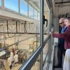 Momento de la visita consejero de Agricultura Aragón, Javier Rincón, a la Planta Piloto de CTA de la Facultad Veterinaria, acompañado de su directora Esther Arias