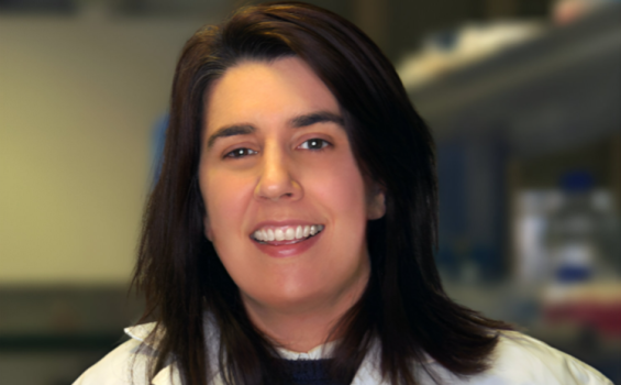 Elena Layunta en el laboratorio
