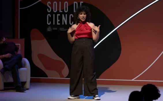 Alicia Otero en un momento de su monólogo en la final española del certamen "Solo de Ciencia" 2025