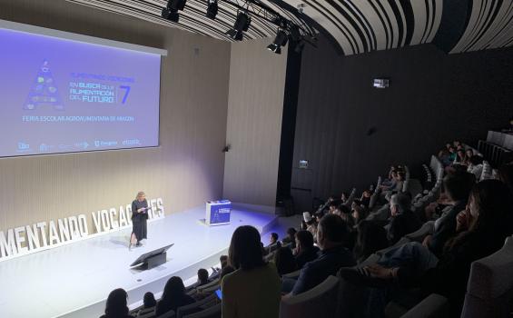 Un momento de la presentación en el auditorio de Etopia durante la celebración de la VII Feria Escolar Agroalimentaria de Aragón