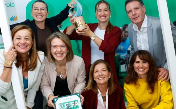 La Cátedra Fundación Blanca de Apoyo al Deportista recibe el Premio Iberdrola Supera en la categoría de difusión