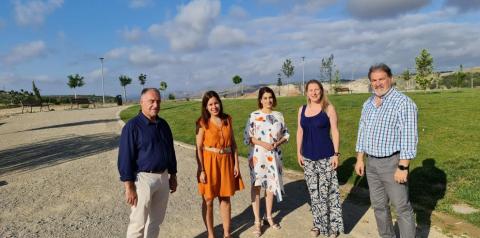 La alcaldesa de Teruel, Emma Buj, junto a los concejales Juan Carlos Cruzado y Jesús Artigot, y las dos técnicos de investigación que trabajan en el proyecto, Blanca Abril y María Martín, han visitado este jueves la zona del Polígono Sur.