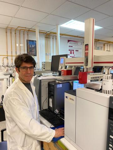 El investigador de Unizar y el IA2 Vicente Ferreira en el laboratorio