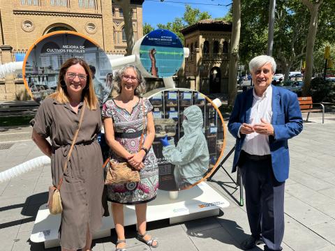 Inauguración exposición 'Explorando la frontera del conocimiento', con Belén Marín acompañada de Inmaculada Martín y Juan José Badiola