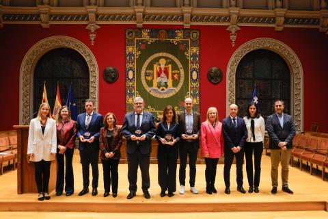 Germñan Vicente, tercero por la izquierda, entre los premiados en la VI Jornada de Reconocimiento de Cátedras Institucionales y de Empresa de Unizar