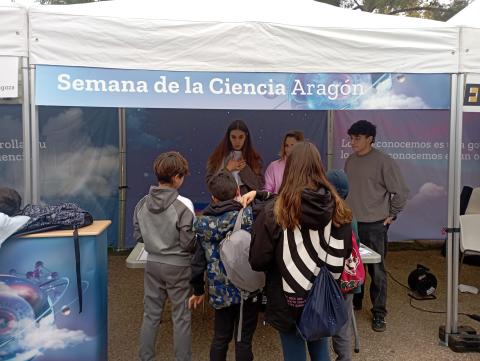 Investigadoras del grupo LAGENBIO en el Rincón de la ciencia del 2024-11-08