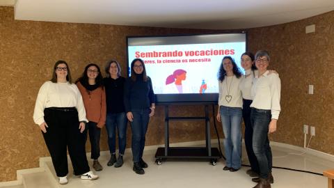 Foto de grupo de las participantes en la mesa redonda 'Sembrando vocaciones: mujeres, la ciencia os necesita'