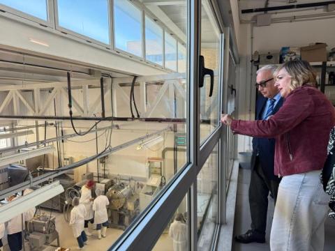 Momento de la visita consejero de Agricultura Aragón, Javier Rincón, a la Planta Piloto de CTA de la Facultad Veterinaria, acompañado de su directora Esther Arias