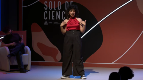 Alicia Otero en un momento de su monólogo en la final española del certamen "Solo de Ciencia" 2025