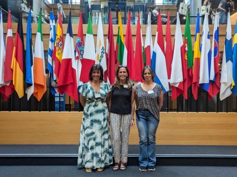 e izquierda a derecha, Susana de Magalhaes, secretaria adjunta ATF, Isabel Casasús, y Ana Sofía Santos, secretaria general ATF