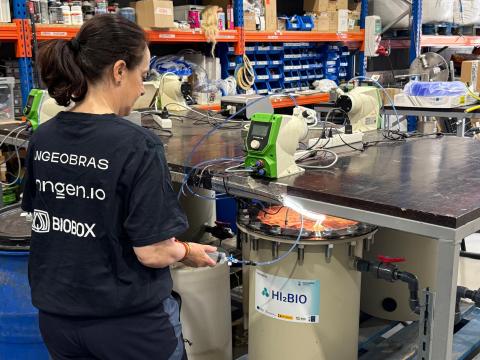 técnico trabajando en el proyecto Hi2BIO
