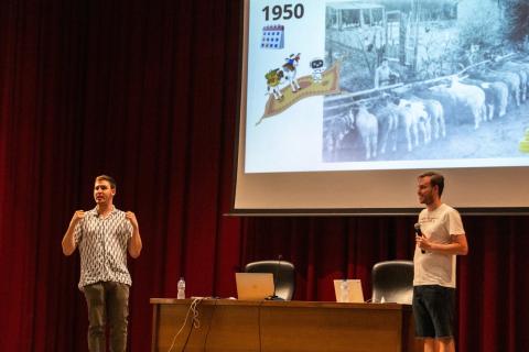 David López Carbonell y Manuel Sánchez Díaz durante la charla '¿Cómo vivirán los animales en las granjas del futuro? ¿Y nuestras mascotas?'