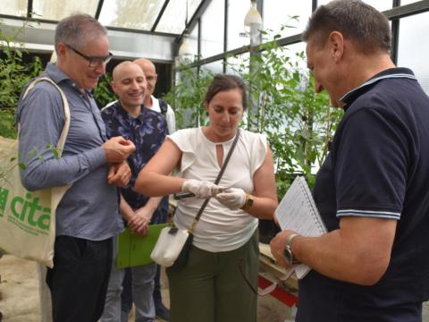 Visita cocineros con Estrella Michelin al CITA, conociendo la colección de pimientos