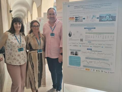 Los-as investigadores Sara Pérez Redondo, Inma Martín Burriel y Jorge Hugo Calvo en el Congreso de la Sociedad Española de Genética celebrado en Cartagena