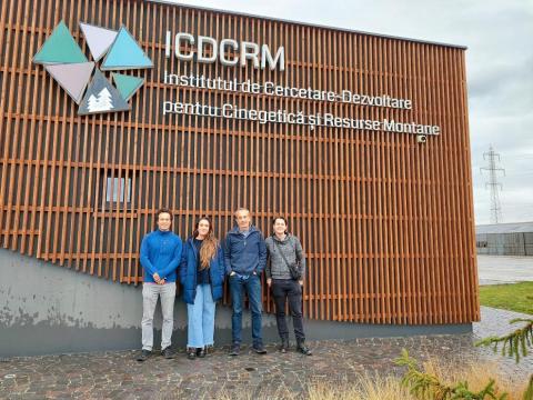 Investigadores españoles del proyecto europeo CoCo posan en al Instituto de Investigación, Desarrollo para Cinegética y Recursos Montanos (ICDCRM) en Rumanía, tras una reunión del consorcio internacional