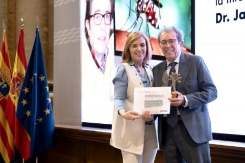 Javier Lucientes recibe su diploma acreditativo de los Premios Aragón Salud