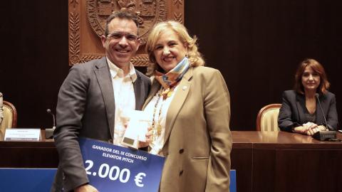 Ignacio ÁLvarez Lanzarote recibe primer premio concurso Triple Hélice con Unizar de manos de la rectora Rosa Bolea