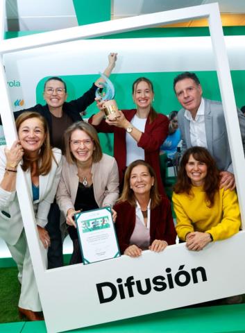 La Cátedra Fundación Blanca de Apoyo al Deportista recibe el Premio Iberdrola Supera en la categoría de difusión