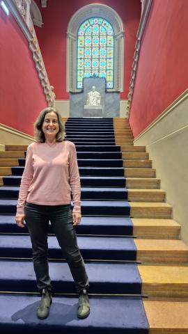 Irene Pérez Ibarra en el Paraninfo de la Universidad de Zaragoza durante la presentación de la campaña "Soy Científica. Vivo en tu barrio" 2026-02-05